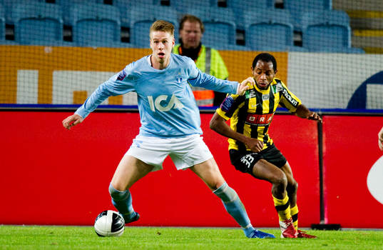 Pontus Jansson, Malmö FF, vänder bort Rene Makondele,