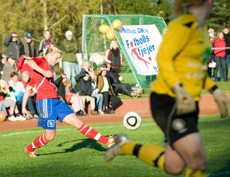 Sofie Andersson, Vittsjö, försöker lyfta bollen över