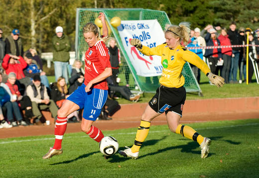 Sofie Andersson, Vittsjö, kommer förbi Madeleine Wakt,