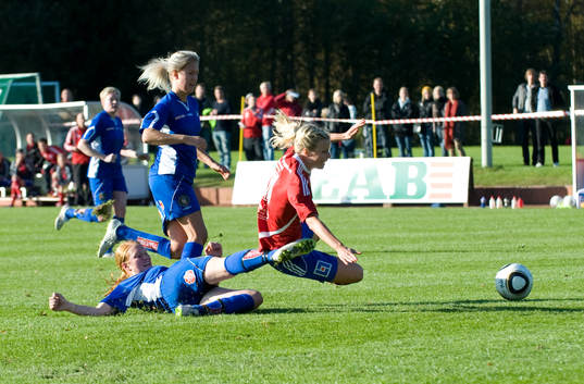 Sofie Andersson, Vittsjö, stoppas av Evelina Simonsson,