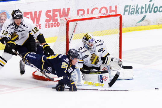 Pontus Netterberg, HV71 faller framför Patrik Nemeth, AIK