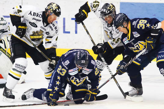 Pontus Netterberg, HV71 böjer sig över pucken samtidigt