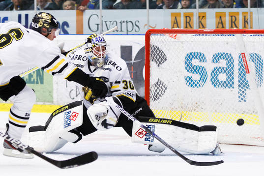 Pucken går i mål bakom Viktor Fasth, målvakt, AIK