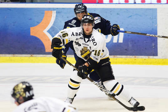 Tobias Viklund, AIK framför Johan Lindström, HV71