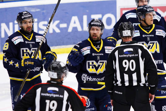 Per Ledin, HV71 uttrycker sina åsikter för domare Wolmer