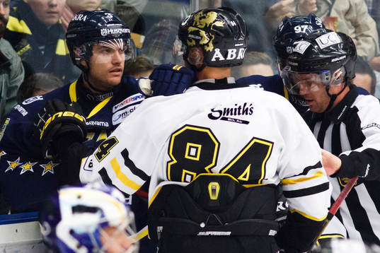 Noah Welch, HV71 gruffar med Patric Blomdahl, AIK. Bråk