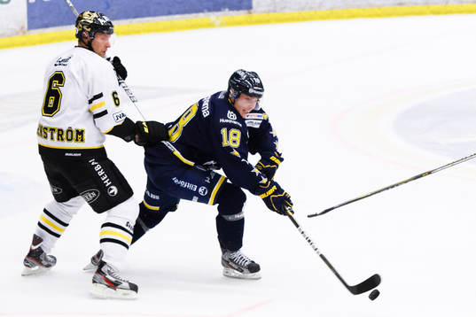 Jesper Fasth, HV71 med pucken och Dick Tärnström, AIK