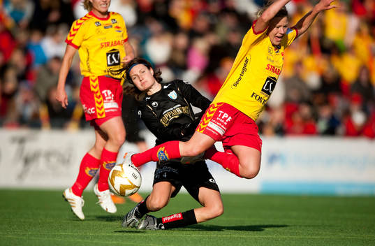 Katrin Schmidt, Tyresö faller framför Ingvild Stensland,