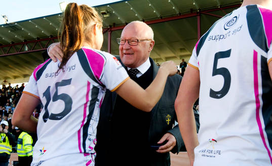 Felicia Karlsson, LDB Malmö får medalj av Lars-Åke