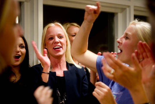 Guldfest för LDB Malmö, Caroline Seger, leder allsång.