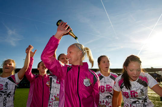 Caroline Seger, LDB Malmö, får champagne i håret.