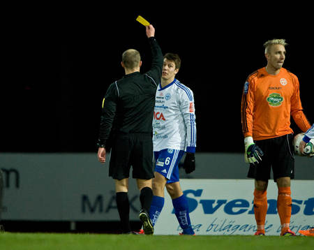 Martin Claesson, Värnamo, får gult kort, varning av