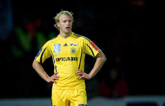 Mikael Dahlgren, Ängelholm, får gult kort
