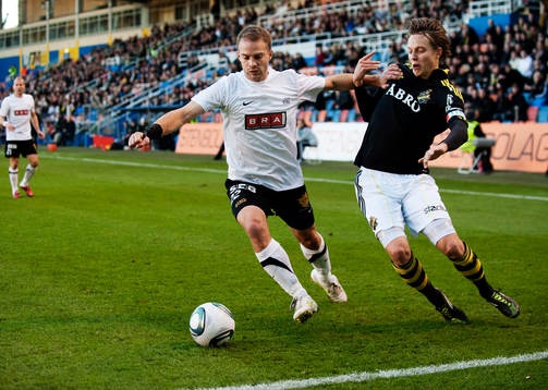 Daniel Forsell, Häcken, trycker undan Viktor Lundberg, AIK