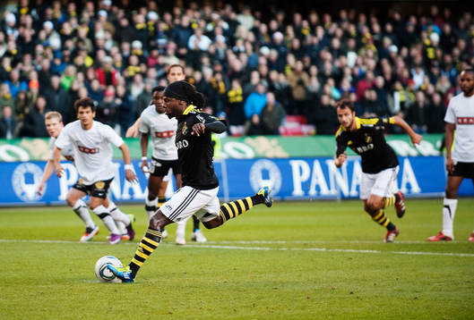 Martin Mutumba, AIK, gör 1-0 på straff