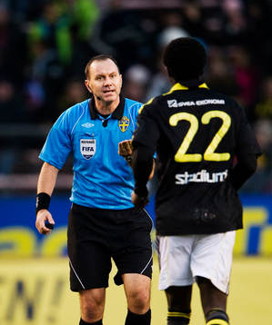 Jonas Eriksson, domare, pratar med Kwame Karikari, AIK