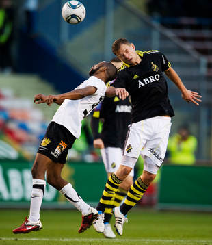 Rene Makondele, Häcken, i en luftduell med Robert Åhman