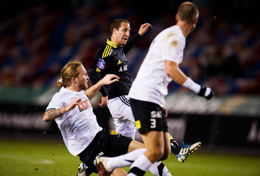 Kenny Pavey, AIK, skjuter mot mål