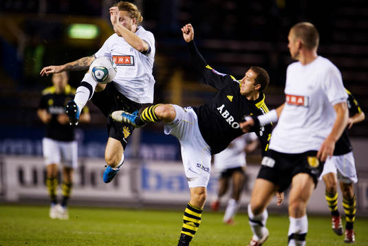 Emil Wahlström, Häcken, tar ner bollen framför Kenny