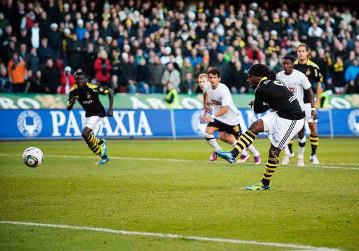 Martin Mutumba, AIK, gör 1-0 på straff