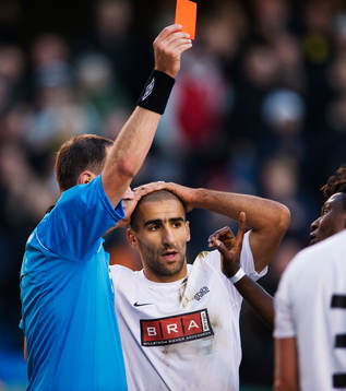 Mohammed Ali Khan, Häcken, får rött kort. Domare,