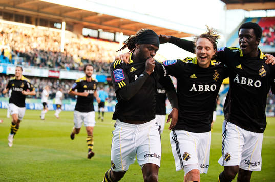 Martin Mutumba, AIK, kysser klubbmärket