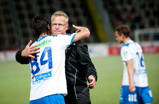 Jan Andersson, tränare Norrköping kramar om sina spelare