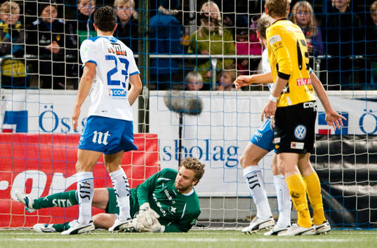 Niklas Westberg, målvakt Norrköping plockar ned bollen