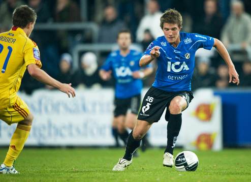 Joakim Wrele, Halmstad, vänder bort Nicolaj Agger,