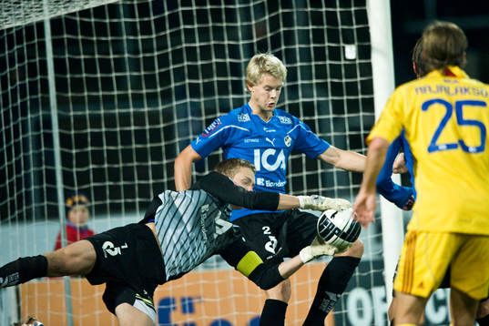 Viktor Ljung bakom Karl-Johan Johnsson, målvakt, Halmstad