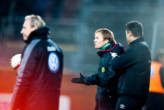 Roger Sandberg, tränare Hammarby skriker på domare