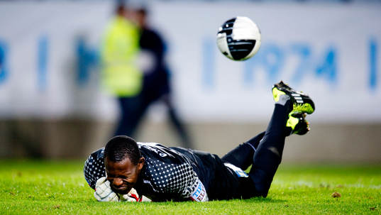 Dwayne Miller, målvakt, Syrianska, får ont, skada