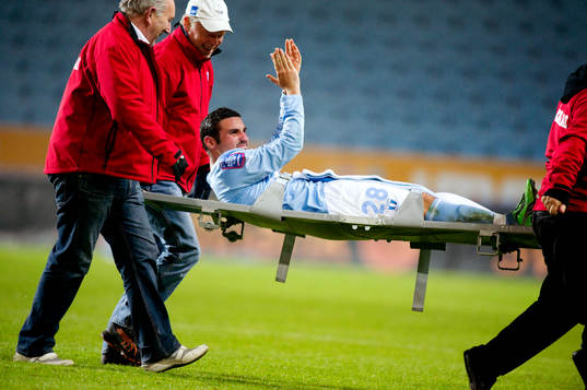 Alexander Nilsson, Malmö FF bärs ut med kramp