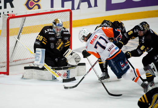 Tomi Kallio, Växjö kommer in framför mål och skjuter