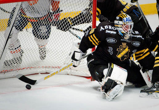 Pucken på väg in bakom Viktor Fasth, målvakt AIK