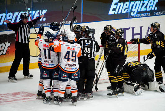 Växjö jubel medan domaren dömer bort målet. Domare