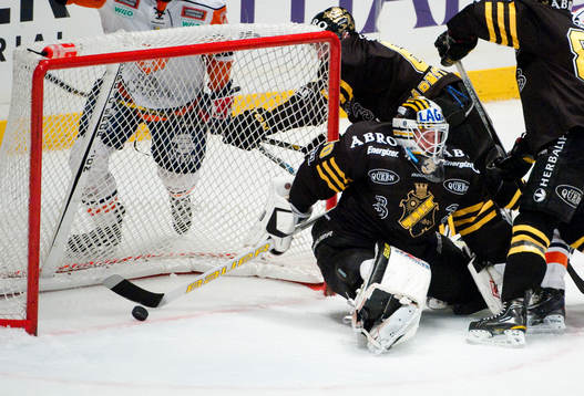 Pucken på väg in bakom Viktor Fasth, målvakt AIK