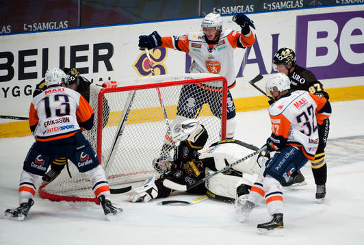 Pucken i stöten på Viktor Fasth, målvakt AIK