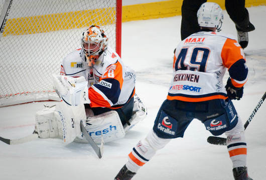 MArtin Gerber, målvakt Växjö fångar in pucken
