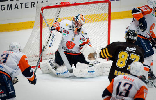 MArtin Gerber, målvakt Växjö fångar in pucken