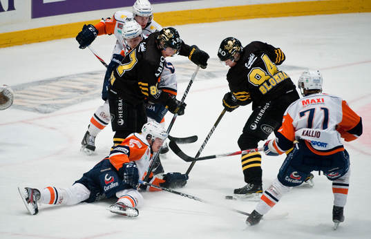 Björn Karlsson, Växjö slåss om pucken liggande