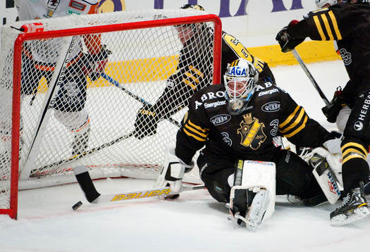 Pucken på väg in bakom Viktor Fasth, målvakt AIK