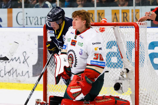 Andreas Falk, HV71 tar sig ur målet, bakom Frederik