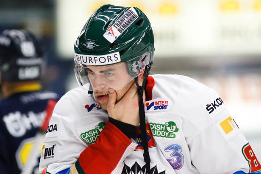 Fredrik Eriksson, Frölunda, håller sig för kinden pga