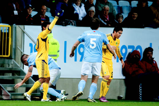 Pontus Jansson, Malmö FF, blir slagen