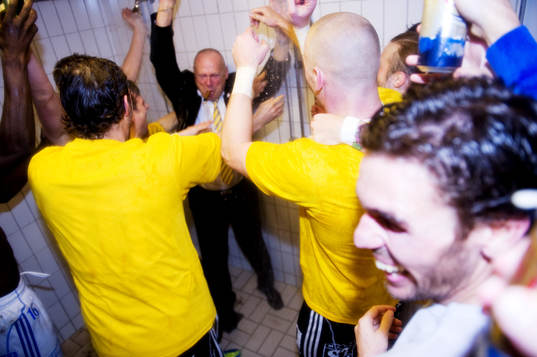 Sören Åkeby, tränare, kastas in i duschen av sina