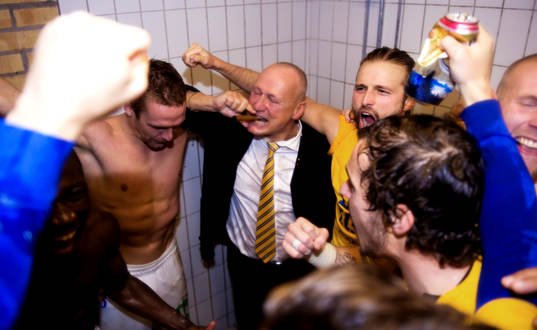Sören Åkeby, tränare, kastas in i duschen av sina