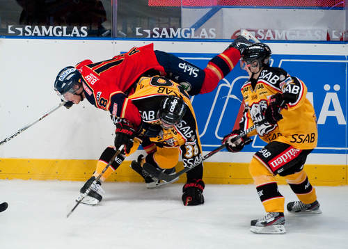 Jonas Almtorp, Djurgården, flyger över Ville Viitaluoma,