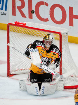 Pucken flyger upp och ramlar in bakom David Rautio,