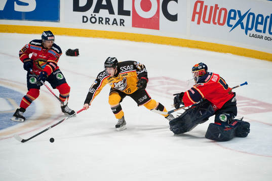 Konstantin Komarek, Luleå, jagar puck mellan Josef